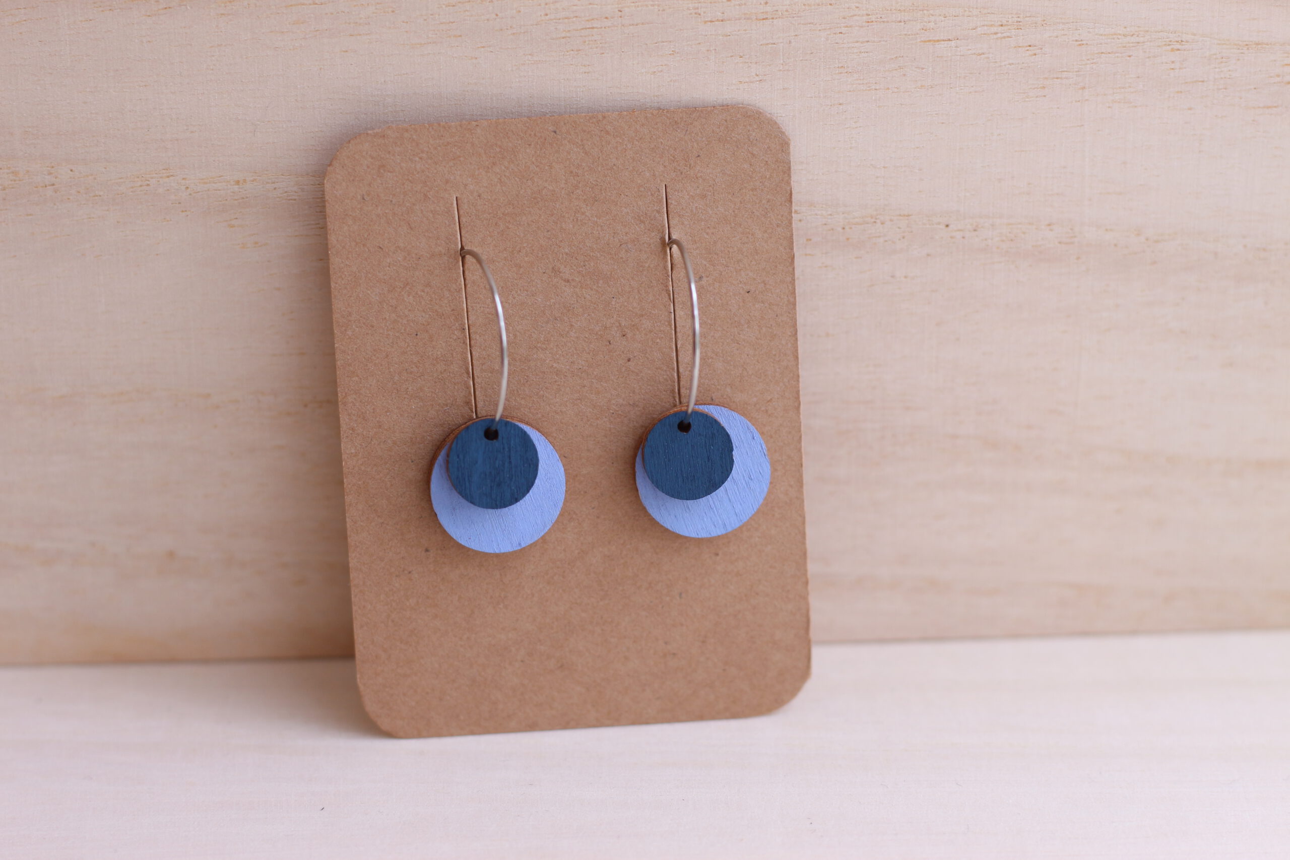 misuki Holz-Ohrhänger ultramarin-helles Flieder