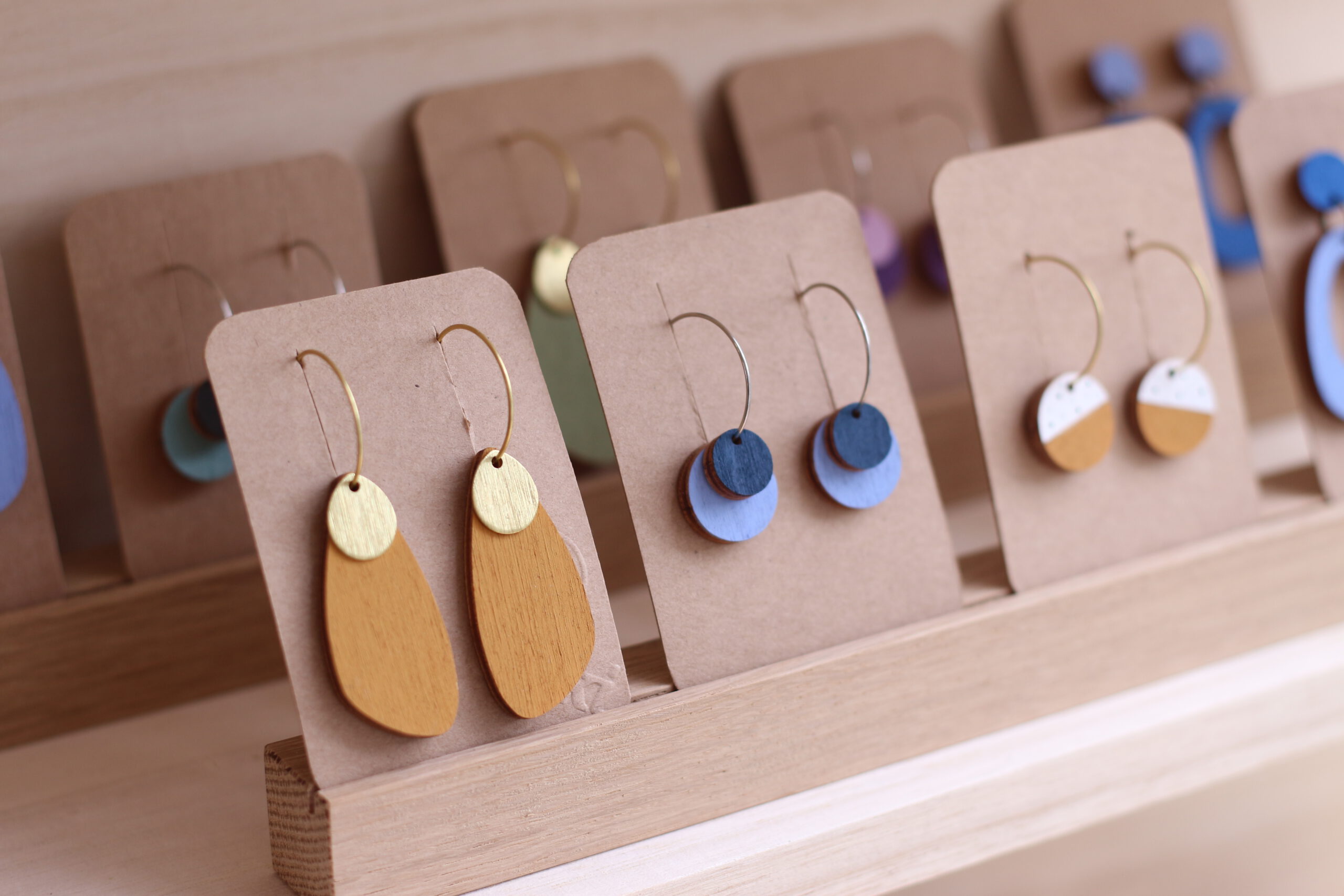 misuki Ohrstecker Holz ovaler Donut | ultramarin – Bild 2