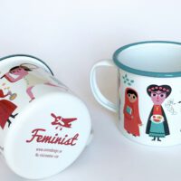 Omm Design Emailletasse feminist