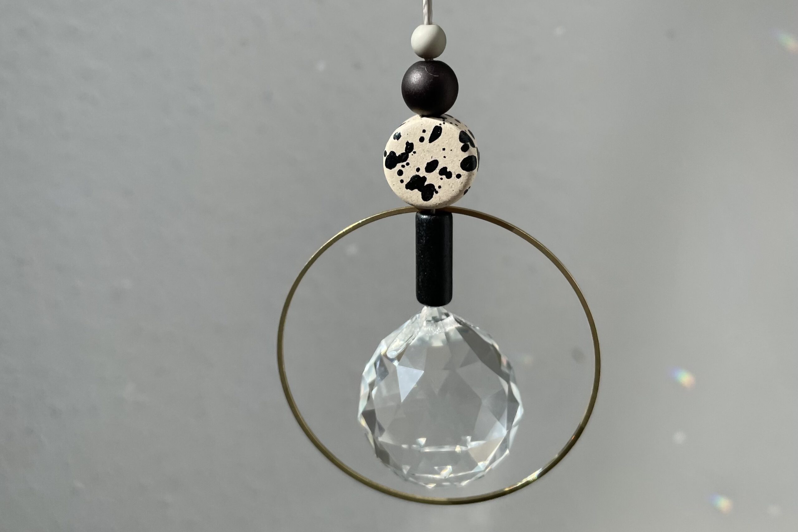 misuki Sonnenfänger | beige-schwarz, Messingring