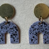 misuki Messing-Emaille-Ohrstecker U-turn | leo-blau – Bild 2