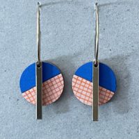 misuki Holz-Messing-Ohrhänger ultramarinblau-pfirsich grid – Bild 2