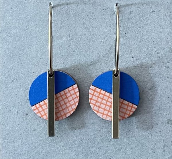 misuki Holz-Messing-Ohrhänger ultramarinblau-pfirsich grid – Bild 2
