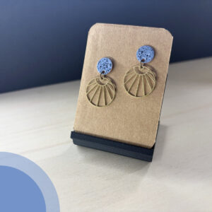 misuki Messing-Emaille-Ohrstecker | blau gesprenkelt